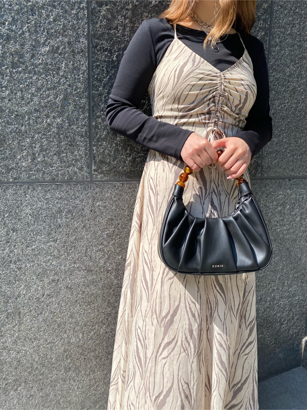 その他のワンピース、ブラック系のハンドバッグ、ブラック系のサンダルを着用したレディースの春コーディネートの6枚目の写真