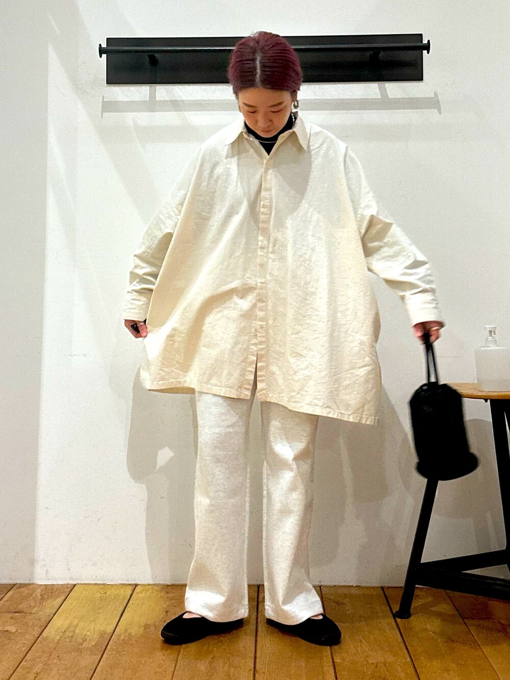 ホワイト系のシャツ/ブラウス、グレー系のその他パンツ、ブラック系のその他シューズを着用したレディースの冬コーディネートの2枚目の写真