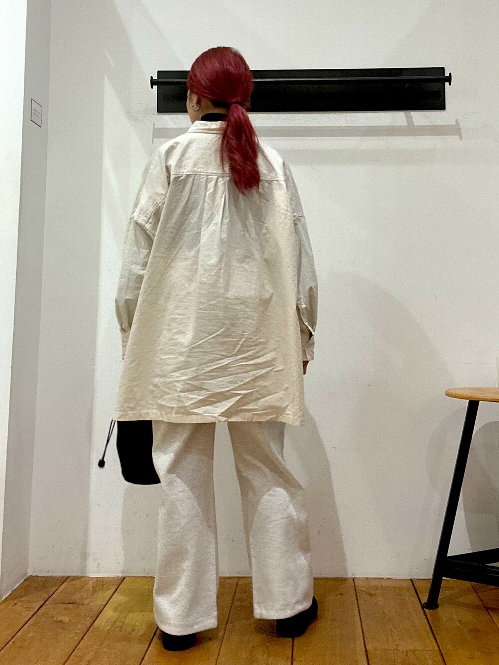 ホワイト系のシャツ/ブラウス、グレー系のその他パンツ、ブラック系のその他シューズを着用したレディースの冬コーディネートの4枚目の写真