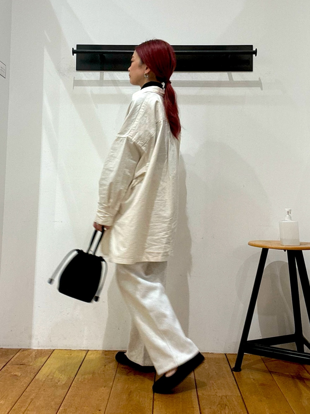 ホワイト系のシャツ/ブラウス、グレー系のその他パンツ、ブラック系のその他シューズを着用したレディースの冬コーディネートの3枚目の写真