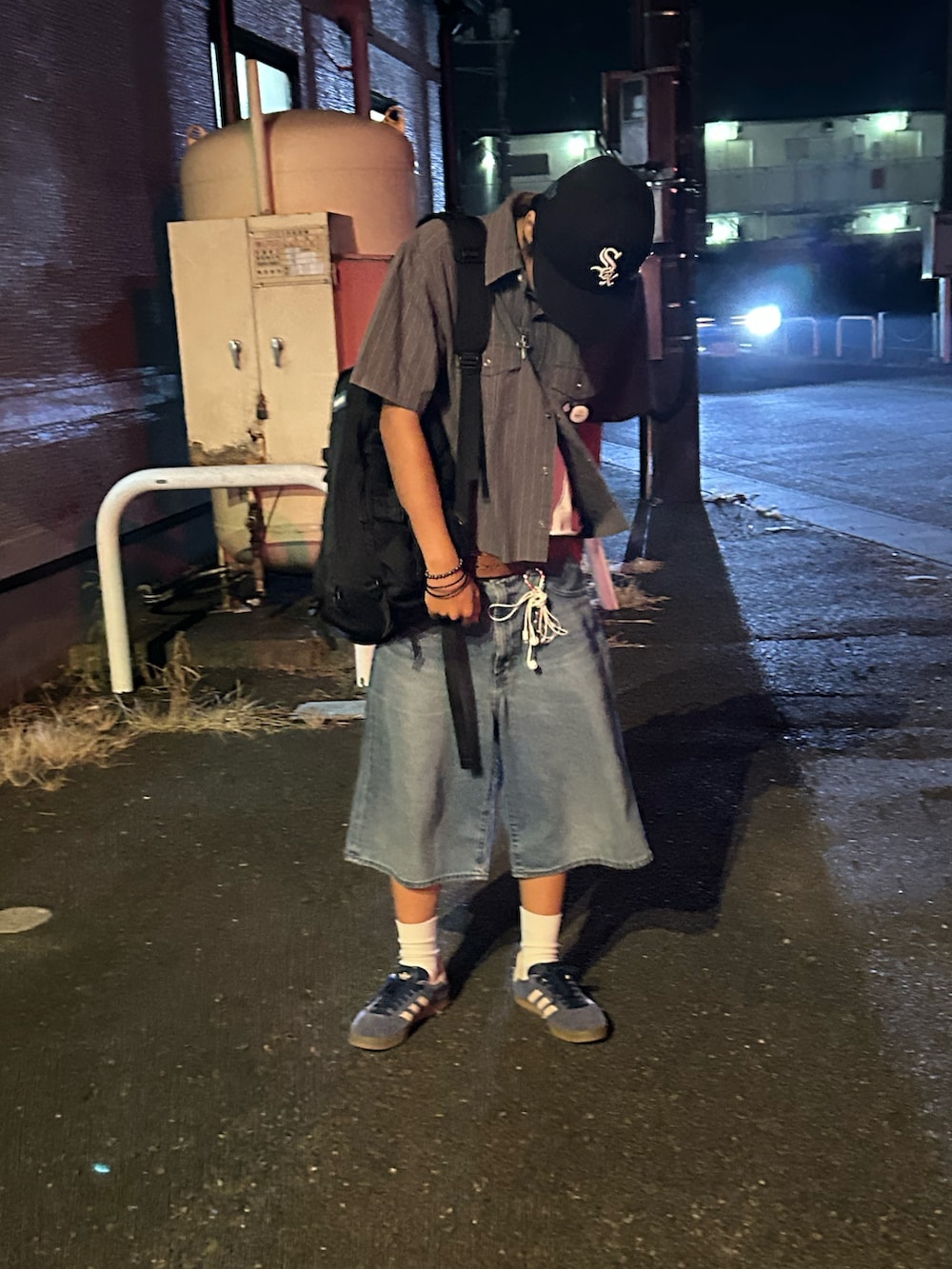 ブルー系のデニムパンツ、ブラック系のシャツ/ブラウス、ブラック系のキャップを着用したメンズの夏コーディネートの2枚目の写真