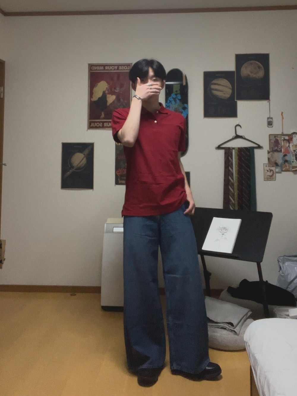 ブルー系のデニムパンツ、ホワイト系のポロシャツを着用したメンズの春コーディネートの2枚目の写真