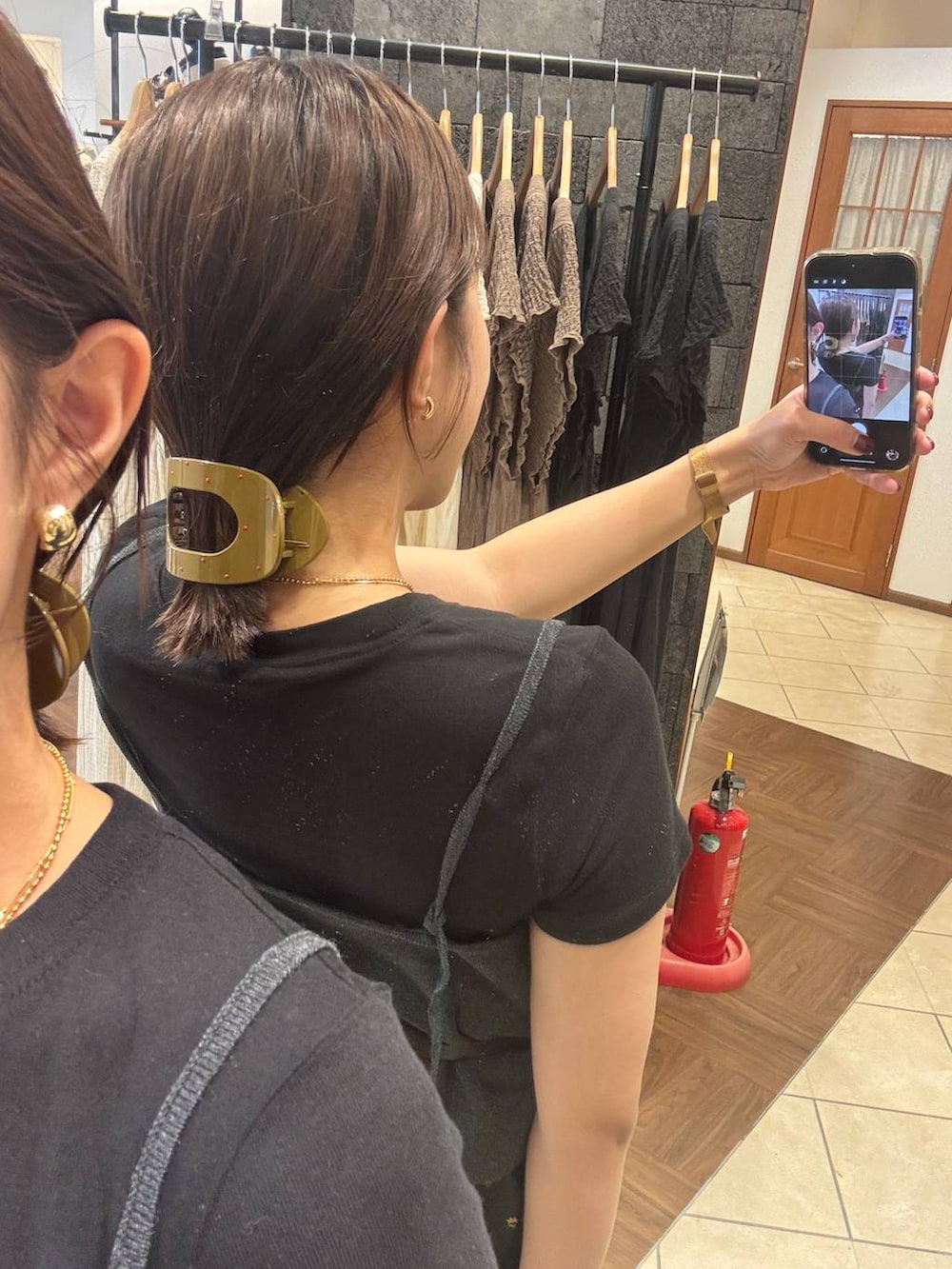 ブラック系のTシャツ/カットソー、グレー系のキャミソール、ブラウン系のTシャツ/カットソーを着用したレディースの夏コーディネートの4枚目の写真