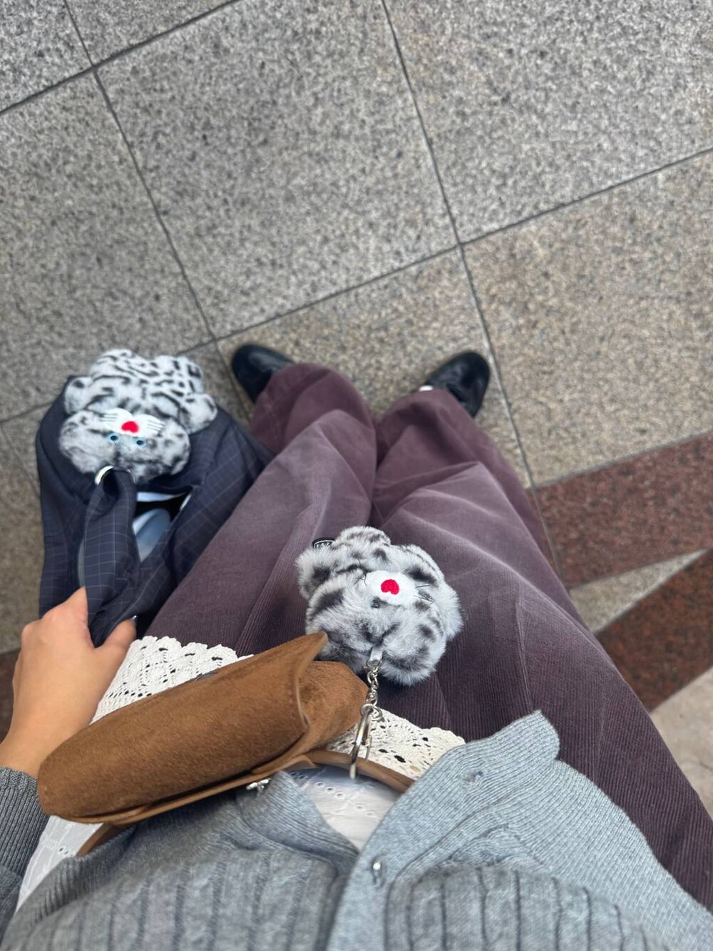 ブラウン系のデニムパンツ、ホワイト系のバンダナ/スカーフ、イエロー系のベルトを着用したレディースの秋コーディネートの4枚目の写真