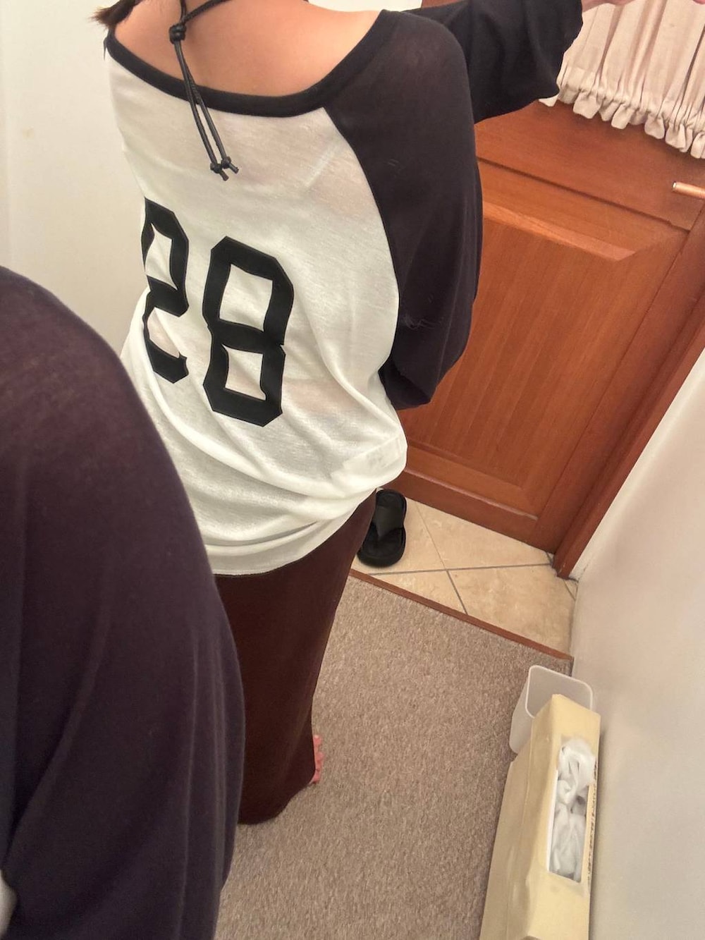 ホワイト系のバレエシューズ、ホワイト系のTシャツ/カットソー、ブラウン系のスカートを着用したレディースの夏コーディネートの3枚目の写真