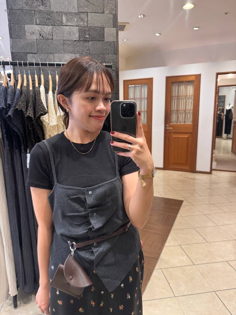 ブラック系のTシャツ/カットソー、グレー系のキャミソール、ブラウン系のTシャツ/カットソーを着用したレディースの夏コーディネートの3枚目の写真
