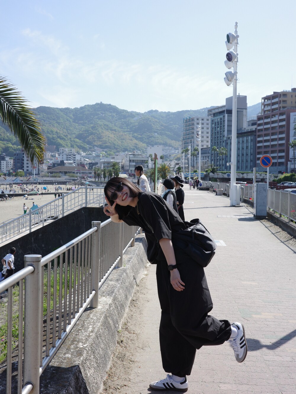 ブラック系のシャツ/ブラウス、ブラック系のその他パンツ、ホワイト系のスニーカーを着用したレディースの春コーディネートの4枚目の写真