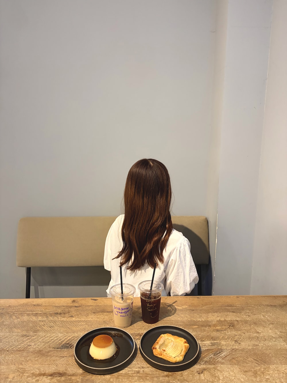 ホワイト系のシャツ/ブラウス、ブラウン系のその他パンツを着用したレディースの秋コーディネートの3枚目の写真