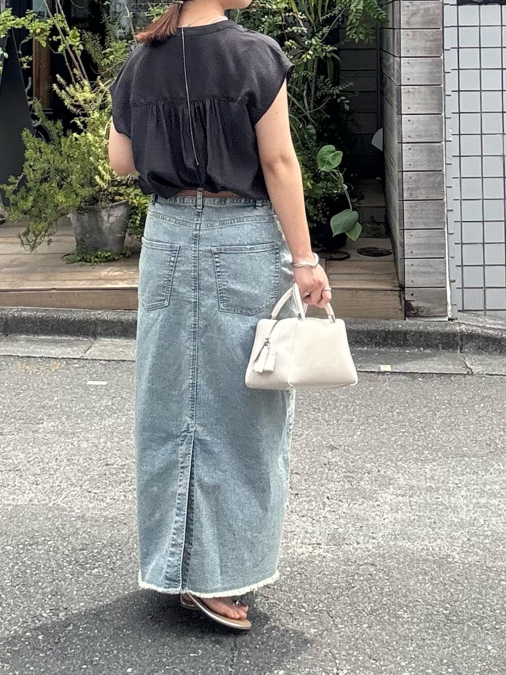 「デニム、ノースリーブ、シアートップス、夏ルックで気分アップ、シンプルコーデ、きれいめカジュアル、夏コーデ、サンダル、お出かけコーデ、夏服コーデ、シンプルスタイル、おでかけコーデ、ラクチンコーデ、スカートスタイル、ロングスカート」｜「un dix corsの《大人ガーリーな雰囲気に》シルキーローンフリルブラウス（シャツ/ブラウス、ブラック系）」を使った、まっしーさん（レディース・157cm）の夏コーディネートの3枚目の写真