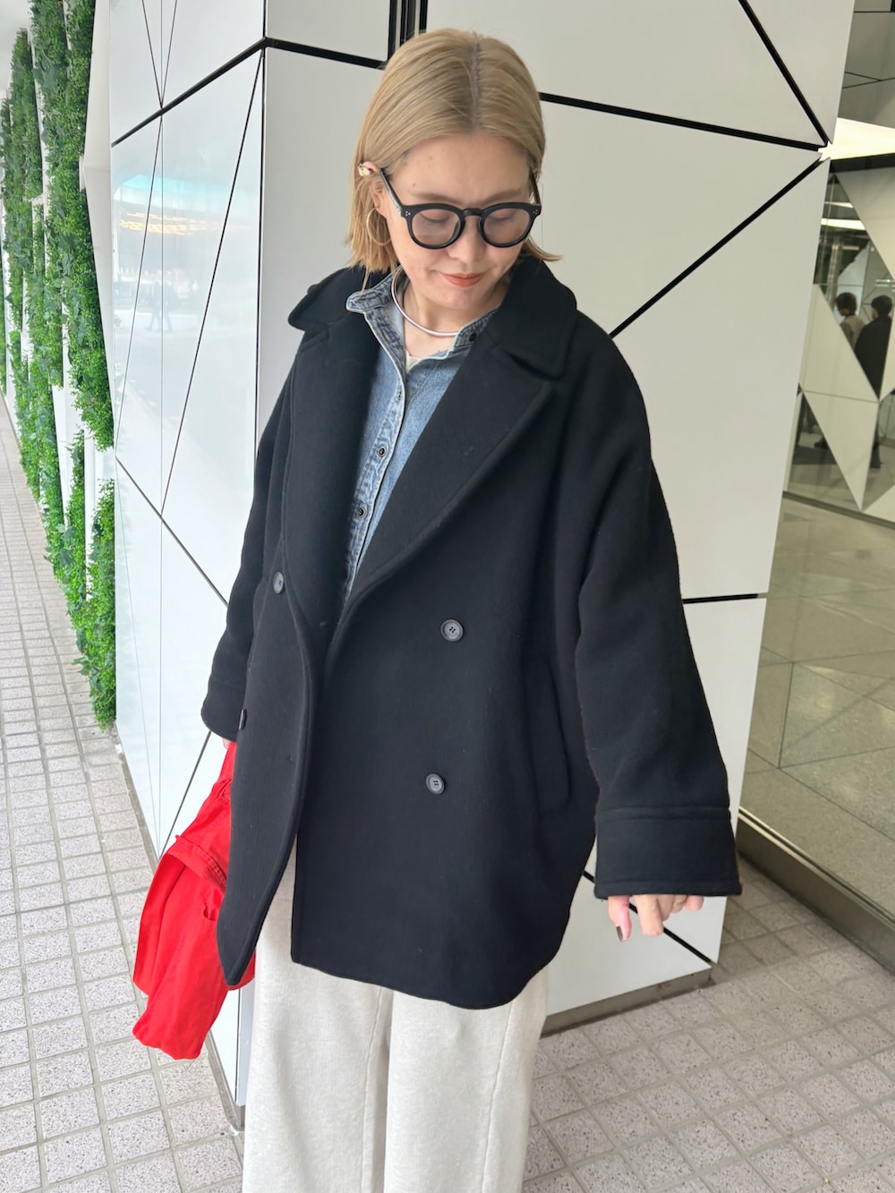 「アウター、ピーコート、アウターコーデ、冬コーデ、デニム、デニムシャツ、スウェットパンツ、大人カジュアル、メガネ女子、ブーツ、pualcecin、シンプルコーデ、トートバッグ」｜「PUAL CE CINの裏起毛スウェットフレアパンツ（スウェットパンツ、グレー系）」を使った、remiさん（レディース・168cm）の秋コーディネートの3枚目の写真