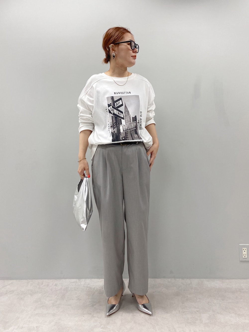 「シルバー、パンプス、タックパンツ、タックイン、ロンT、プリントT、モノトーン、メガネ女子、めがね、春ファッション、春コーデ、大人カジュアル、カラーパンツ、pualcecin」｜「ZARAのアイテム（パンプス、シルバー系）」を使った、remiさん（レディース・168cm）の春コーディネートの2枚目の写真