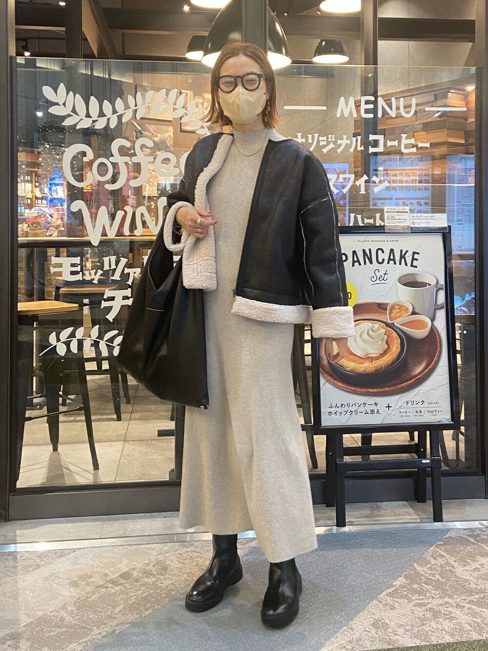 「オトナカジュアル、きれいめカジュアル、ムートン、ジャケット、ブーツ、pualcecin、アウター、冬コーデ、あったかコーデ、ワンピース、ニットワンピース」｜「PUAL CE CINのリブメローニットワンピース（ワンピース、ベージュ系）」を使った、remiさん（レディース・168cm）の冬コーディネートの2枚目の写真