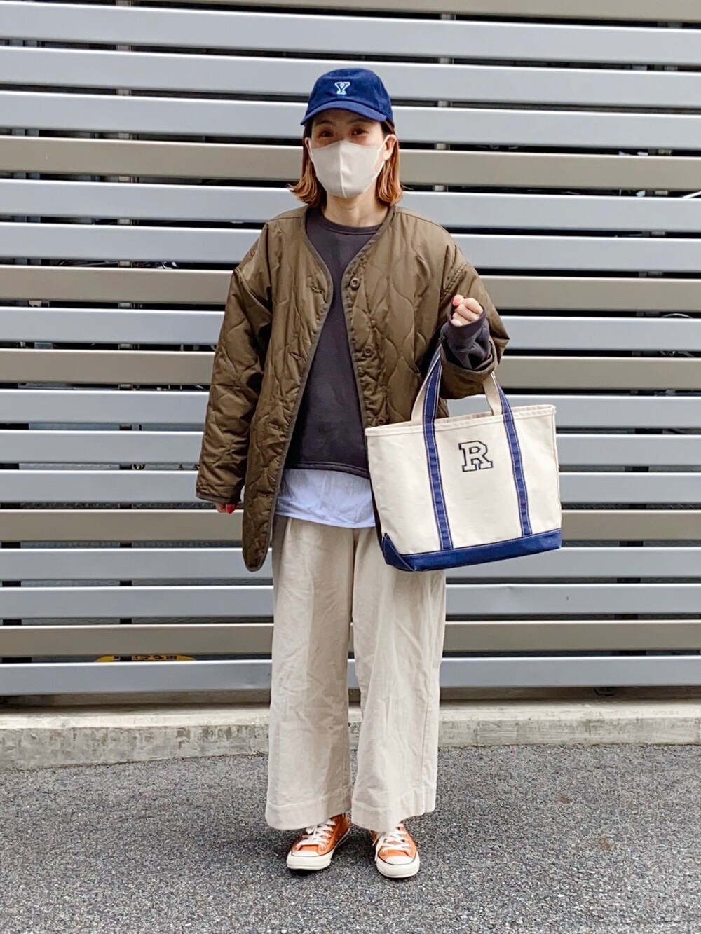 グレー系のスウェット、ブラウン系のノーカラージャケット、ベージュ系のその他パンツを着用したレディースの冬コーディネートの2枚目の写真