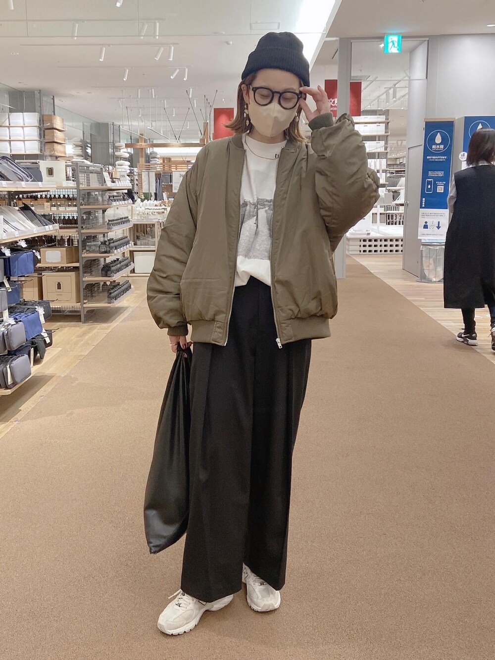 「秋服、秋冬コーデ、アウター、MA-1、ミリタリー、タックパンツ、ニット帽、めがね、pualcecin、スニーカー、カーキ」｜「PUAL CE CINの【WEB限定】BIGボリュームMA-1（ブルゾン、グリーン系）」を使った、remiさん（レディース・168cm）の秋コーディネートの2枚目の写真