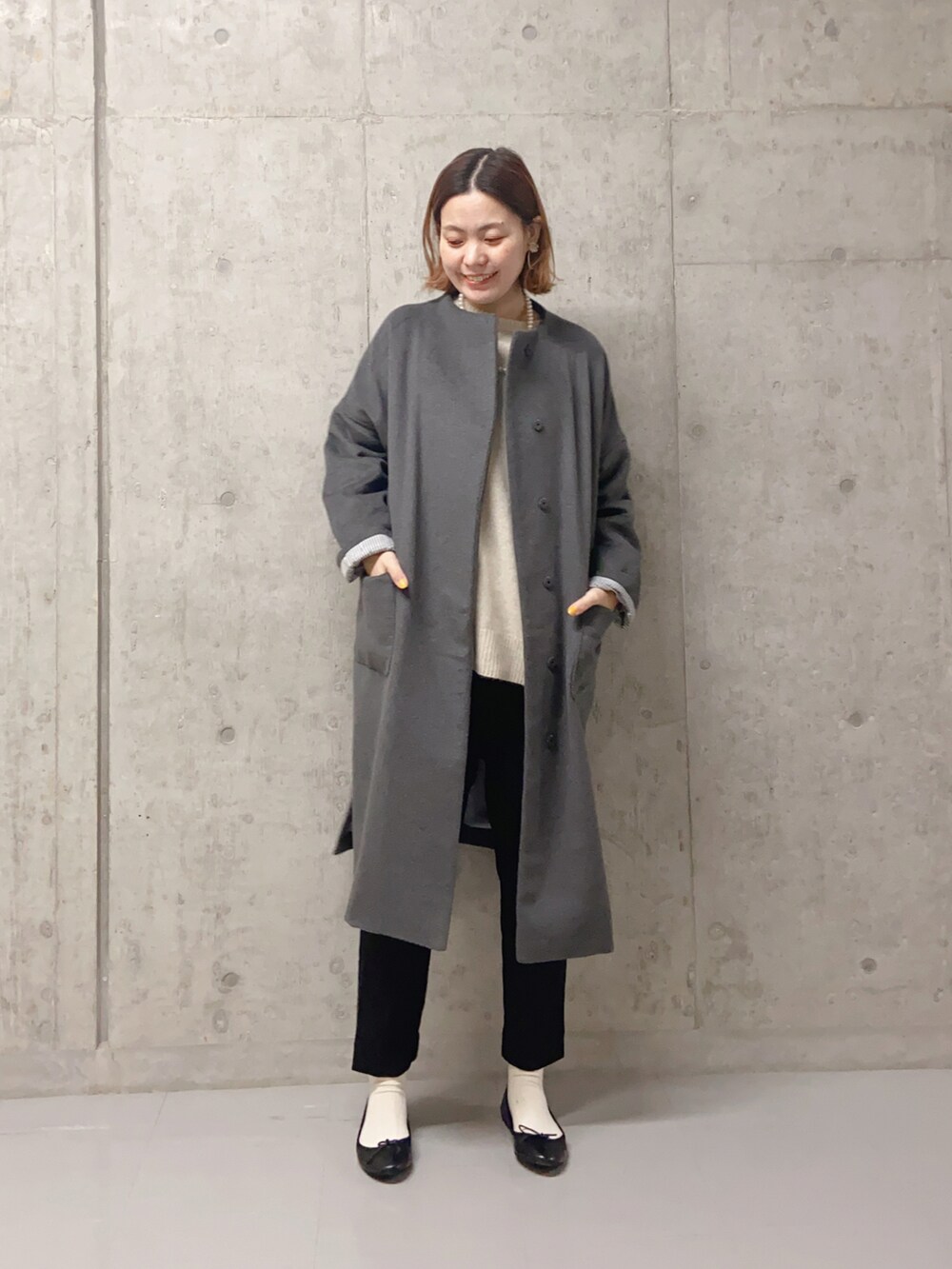 「大人コーデ、コート、ロングコート、きれいめカジュアル、シンプル、冬コーデ、pualcecin、私の推しブランド、アウター」｜「PUAL CE CINのウール混ボトルネックコート（ノーカラーコート、グレー系）」を使った、remiさん（レディース・168cm）の冬コーディネートの2枚目の写真