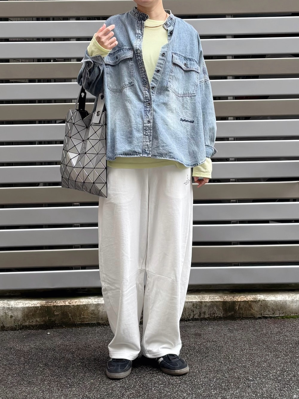 「デニムシャツ、デニム、スウェット、スウェットパンツ、白パンツ、スニーカー、adidas、シアートップス、メガネ女子、pualcecin、大人カジュアル」｜「adidasのアイテム（シューズ、ブラック系）」を使った、remiさん（レディース・168cm）の春コーディネートの2枚目の写真