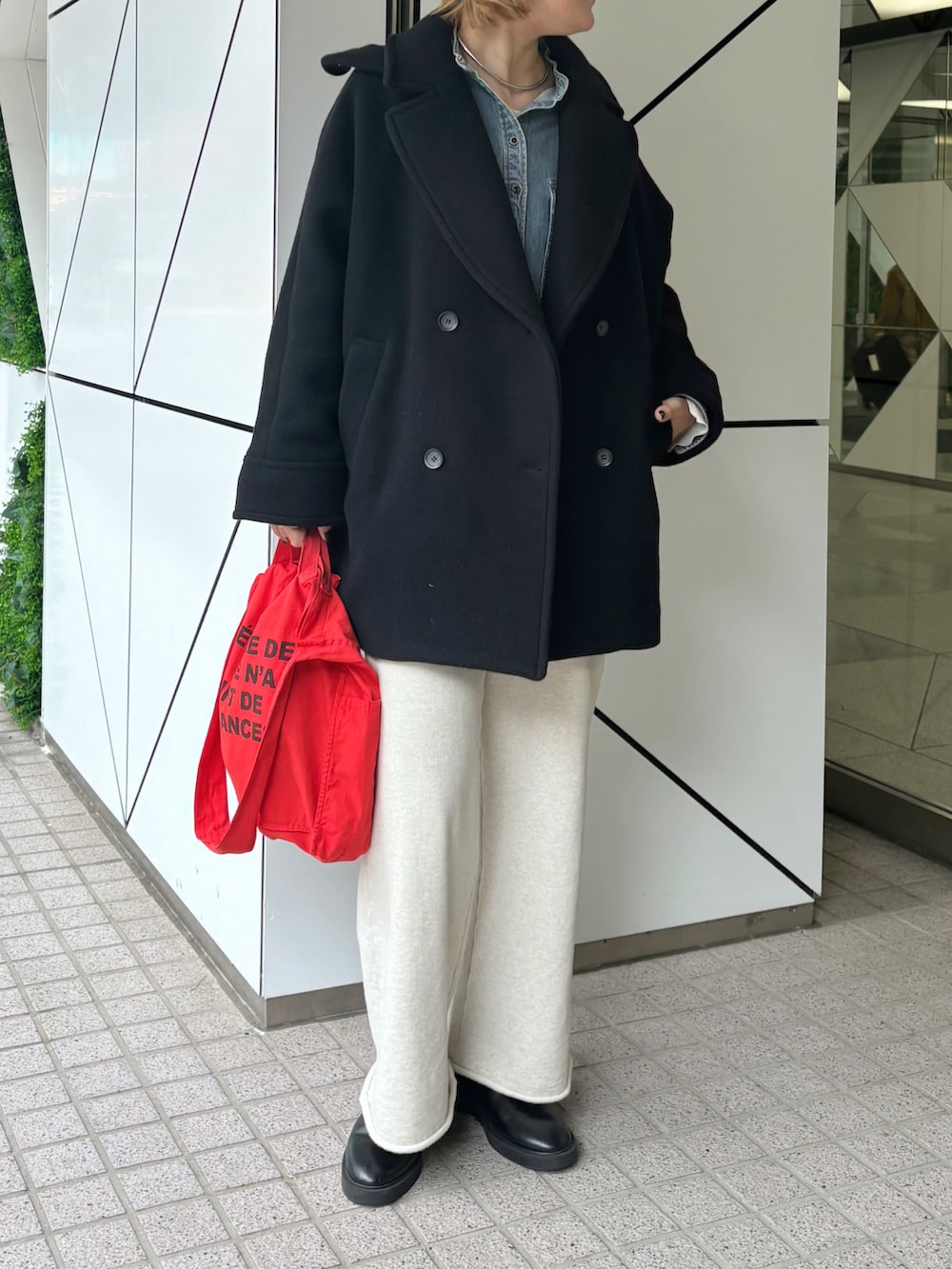「アウター、ピーコート、アウターコーデ、冬コーデ、デニム、デニムシャツ、スウェットパンツ、大人カジュアル、メガネ女子、ブーツ、pualcecin、シンプルコーデ、トートバッグ」｜「PUAL CE CINの裏起毛スウェットフレアパンツ（スウェットパンツ、グレー系）」を使った、remiさん（レディース・168cm）の秋コーディネートの2枚目の写真