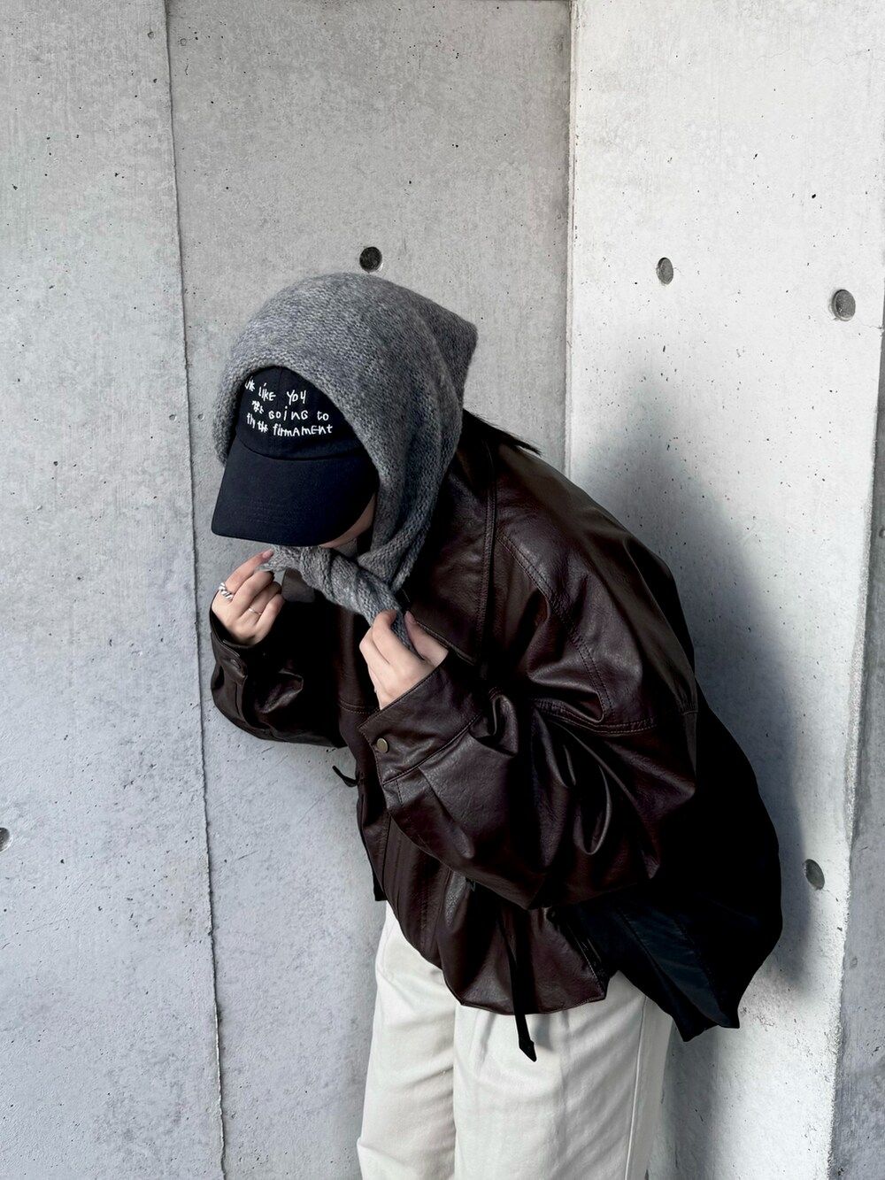 ホワイト系のその他パンツ、ブラウン系のブルゾン、ブルー系のキャップを着用したレディースの冬コーディネートの4枚目の写真