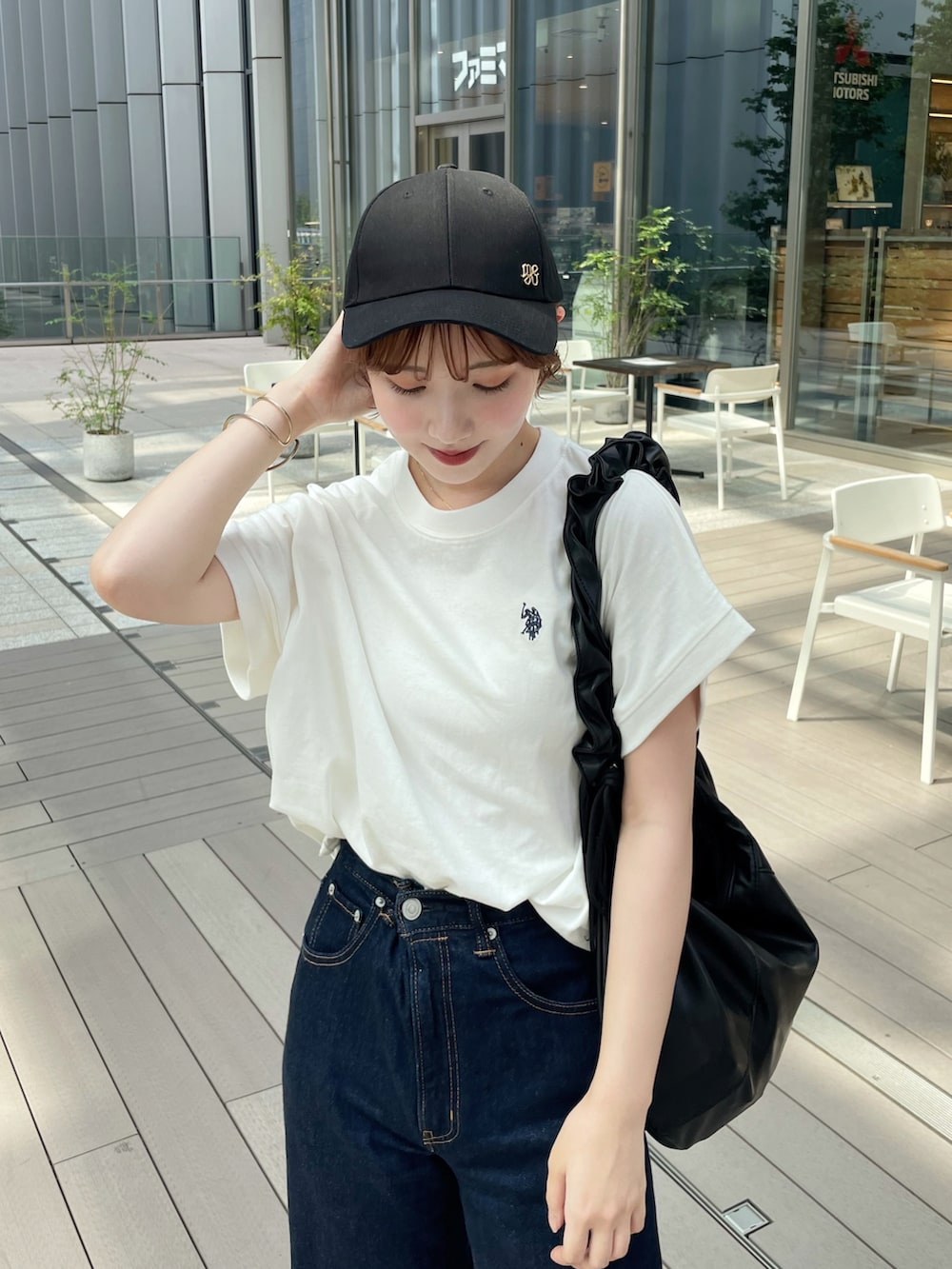 「ロゴT、フェススタイル、テーマパークコーデ、Tシャツ、デニムパンツ、デニムコーデ、フレンチスリーブ、キャップ、キャップ女子、バレエシューズ、シンプルコーデ、シンプル、カジュアルコーデ、パンツコーデ、白Tシャツ」｜「mellowneonのロゴポイントキャップ（キャップ、ブラック系）」を使った、ありすさん（骨格ナチュラル・レディース・163cm）の夏コーディネートの2枚目の写真