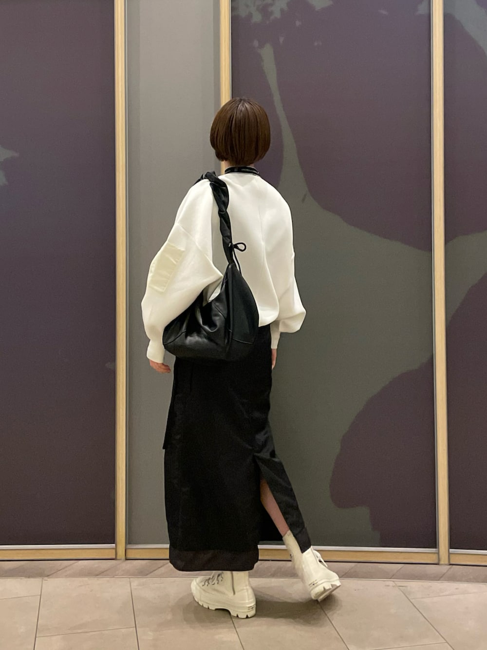 「春のおしゃ見えテクニック、春服、スウェット、スウェットコーデ、MA-1、タイトスカート、ロングスカート、スカート、モノトーン、モノトーンコーデ、大人カジュアル、春服みてみて、骨格ナチュラル、ショートヘア、スニーカー」|「CONVERSEのALL STAR 100 CHUNK Z SHIN-HI 31307651(スニーカー、ホワイト系)」を使った、ありすさん(骨格ナチュラル・レディース・163cm)の春コーディネートの3枚目の写真
