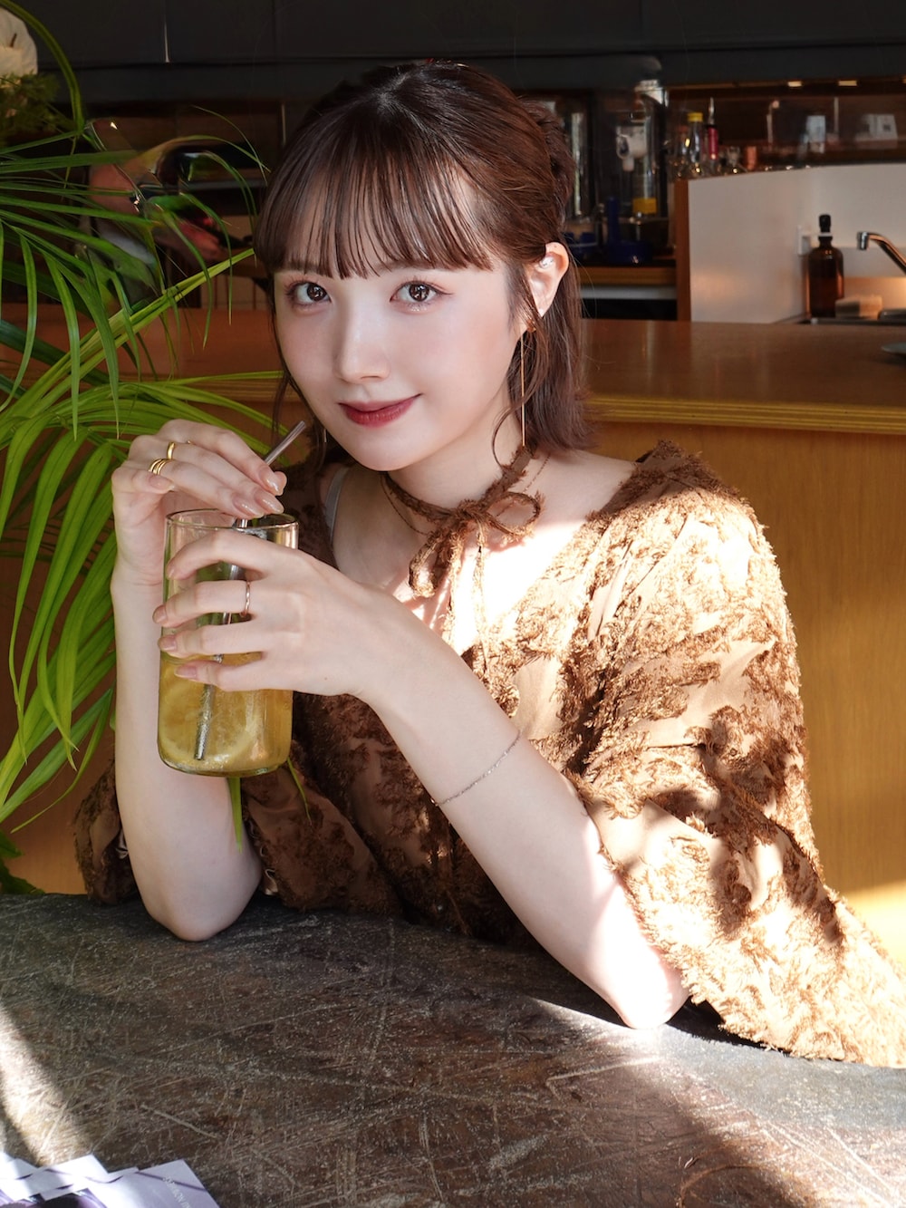 「ワンピース、ワントーンコーデ、ブラウンコーデ、ブラウン色に染まれ、足袋ブーツ、オトナ女子、秋服準備はじめました、秋、ワンピーススタイル、カフェオレコーデ、オトナカワイイ、リラックススタイル、初秋コーデ、大人コーデ、夏服」｜「mellowneonのありすコラボ / マルチウェイフェザーフリンジワンピース（ワンピース、ブラウン系）」を使った、ありすさん（骨格ナチュラル・レディース・163cm）の夏コーディネートの2枚目の写真