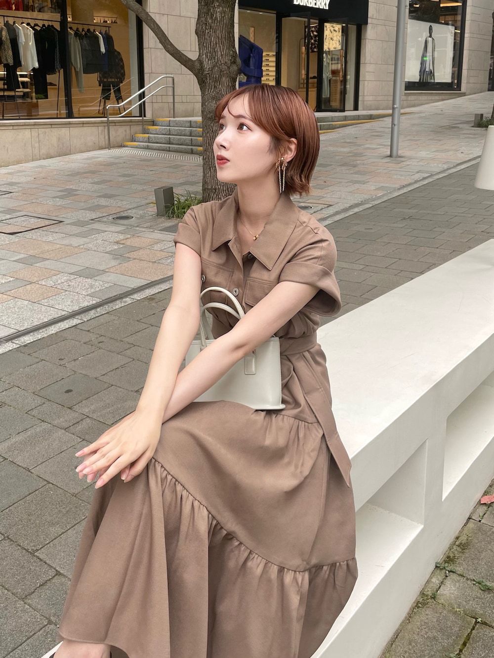 「シャツワンピ、テーマパークコーデ、ワンピース、ティアードワンピース、シャツ、ロングワンピース、夏ワンピース、サンダル、ミニバッグ、淡色コーデ、ブラウンコーデ、ブラウン、ワントーンコーデ、ラクチンコーデ、キレイめカジュアル」｜「riendaのロールアップスリーブティアードシャツワンピース（シャツワンピース、ベージュ系）」を使った、ありすさん（骨格ナチュラル・レディース・163cm）の夏コーディネートの2枚目の写真