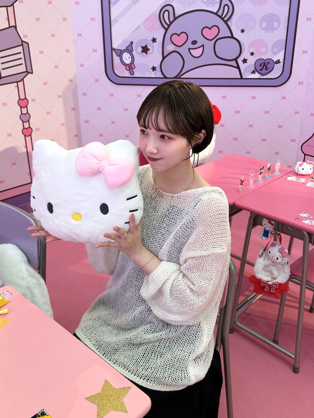 「春のおしゃ見えテクニック、春ニット、キャミワンピ、ワンピース、ロングワンピース、大人かわいい、ゆるニット、休日スタイル、ショートヘア、骨格ナチュラル、イエベ春、春服みてみて、スニーカー、コンバース、モノトーンコーデ」｜「Louereのデザインフレアキャミワンピース（ワンピース、ブラック系）」を使った、ありすさん（骨格ナチュラル・レディース・163cm）の春コーディネートの3枚目の写真