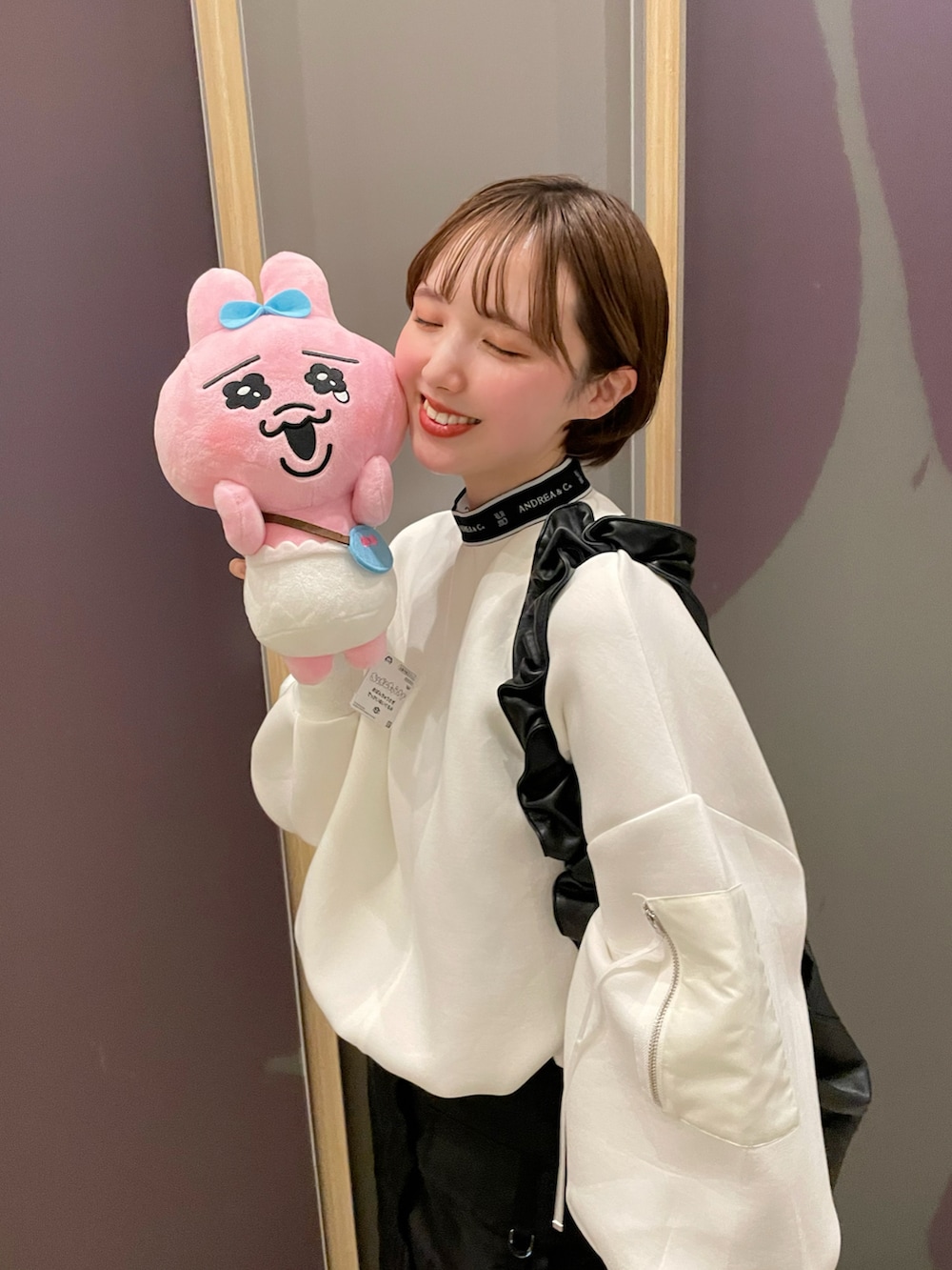 「春のおしゃ見えテクニック、春服、スウェット、スウェットコーデ、MA-1、タイトスカート、ロングスカート、スカート、モノトーン、モノトーンコーデ、大人カジュアル、春服みてみて、骨格ナチュラル、ショートヘア、スニーカー」|「CONVERSEのALL STAR 100 CHUNK Z SHIN-HI 31307651(スニーカー、ホワイト系)」を使った、ありすさん(骨格ナチュラル・レディース・163cm)の春コーディネートの2枚目の写真