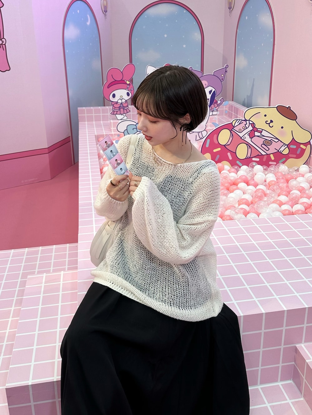 「春のおしゃ見えテクニック、春ニット、キャミワンピ、ワンピース、ロングワンピース、大人かわいい、ゆるニット、休日スタイル、ショートヘア、骨格ナチュラル、イエベ春、春服みてみて、スニーカー、コンバース、モノトーンコーデ」｜「Louereのデザインフレアキャミワンピース（ワンピース、ブラック系）」を使った、ありすさん（骨格ナチュラル・レディース・163cm）の春コーディネートの2枚目の写真