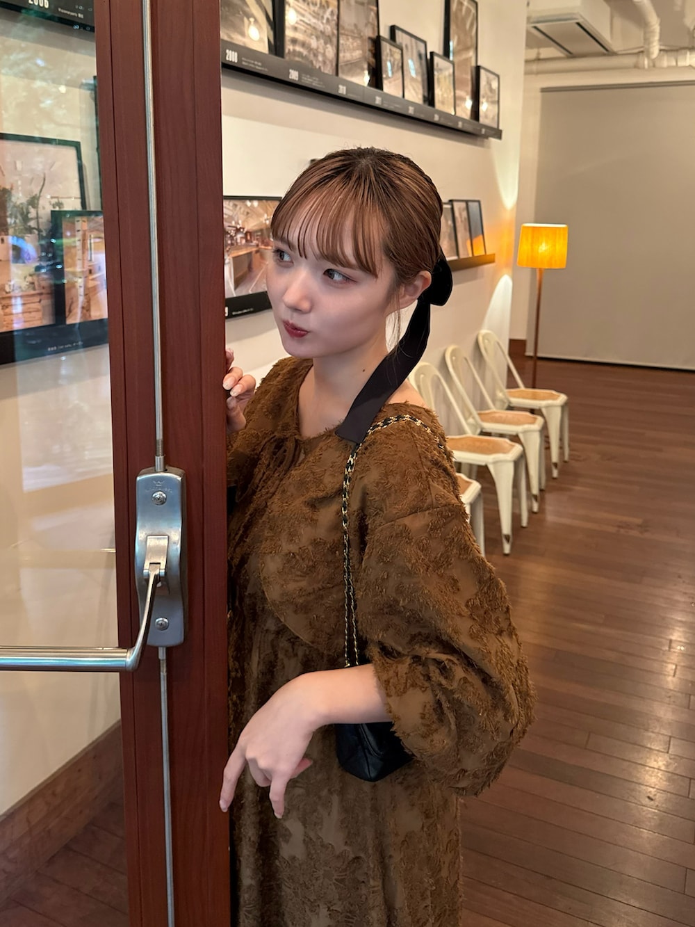 「ブラウン、秋服準備はじめました、ワンピース、ワンピーススタイル、ワントーンコーデ、オトナ女子、ブラウン色に染まれ、ブラウンコーデ、ワントーン、キレイめカジュアル、おでかけコーデ、オトナカジュアル、大人かわいい、今から使える秋の先取りコーデ、淡色女子」｜「mellowneonのありすコラボ / マルチウェイフェザーフリンジワンピース（ワンピース、ブラウン系）」を使った、ありすさん（骨格ナチュラル・レディース・163cm）の夏コーディネートの2枚目の写真