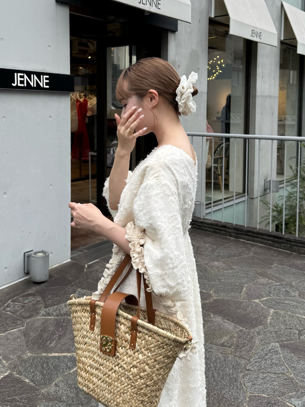 「秋服準備はじめました、フリンジ、ワンピース、ワントーンコーデ、ワンピースコーデ、淡色コーデ、淡色女子、ホワイトコーデ、ホワイト、オトナ女子、おでかけコーデ、ラクチンコーデ、大人かわいい、キレイめカジュアル、今から使える秋の先取りコーデ」｜「mellowneonのありすコラボ / マルチウェイフェザーフリンジワンピース（ワンピース、ホワイト系）」を使った、ありすさん（骨格ナチュラル・レディース・163cm）の夏コーディネートの2枚目の写真