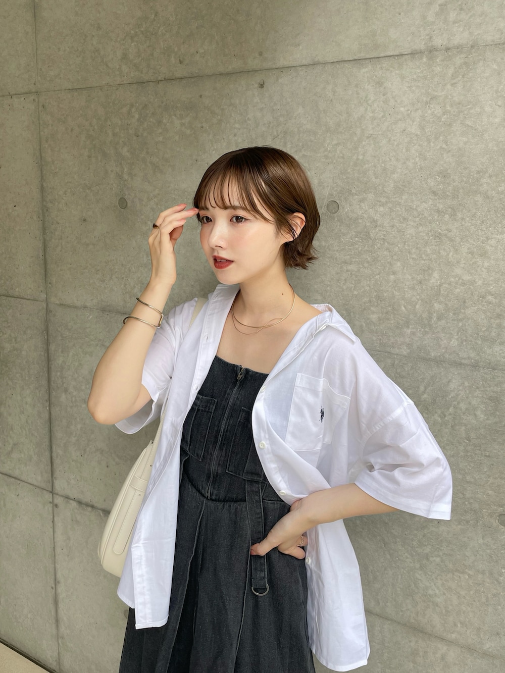 「シャツスタイル、キャミワンピ、ワンピース、デニム、デニムワンピース、デニムコーデ、ロングワンピース、モノトーンコーデ、サンダル、厚底サンダル、韓国ファッション、夏コーデ、大人カジュアル、休日スタイル、骨格ナチュラル」|「U.S. POLO ASSN.の∴WEGO/【新色追加☆】U.S.POLO ASSN.別注ハーフスリーブシャツ(シャツ/ブラウス、ホワイト系)」を使った、ありすさん(骨格ナチュラル・レディース・163cm)の春コーディネートの2枚目の写真