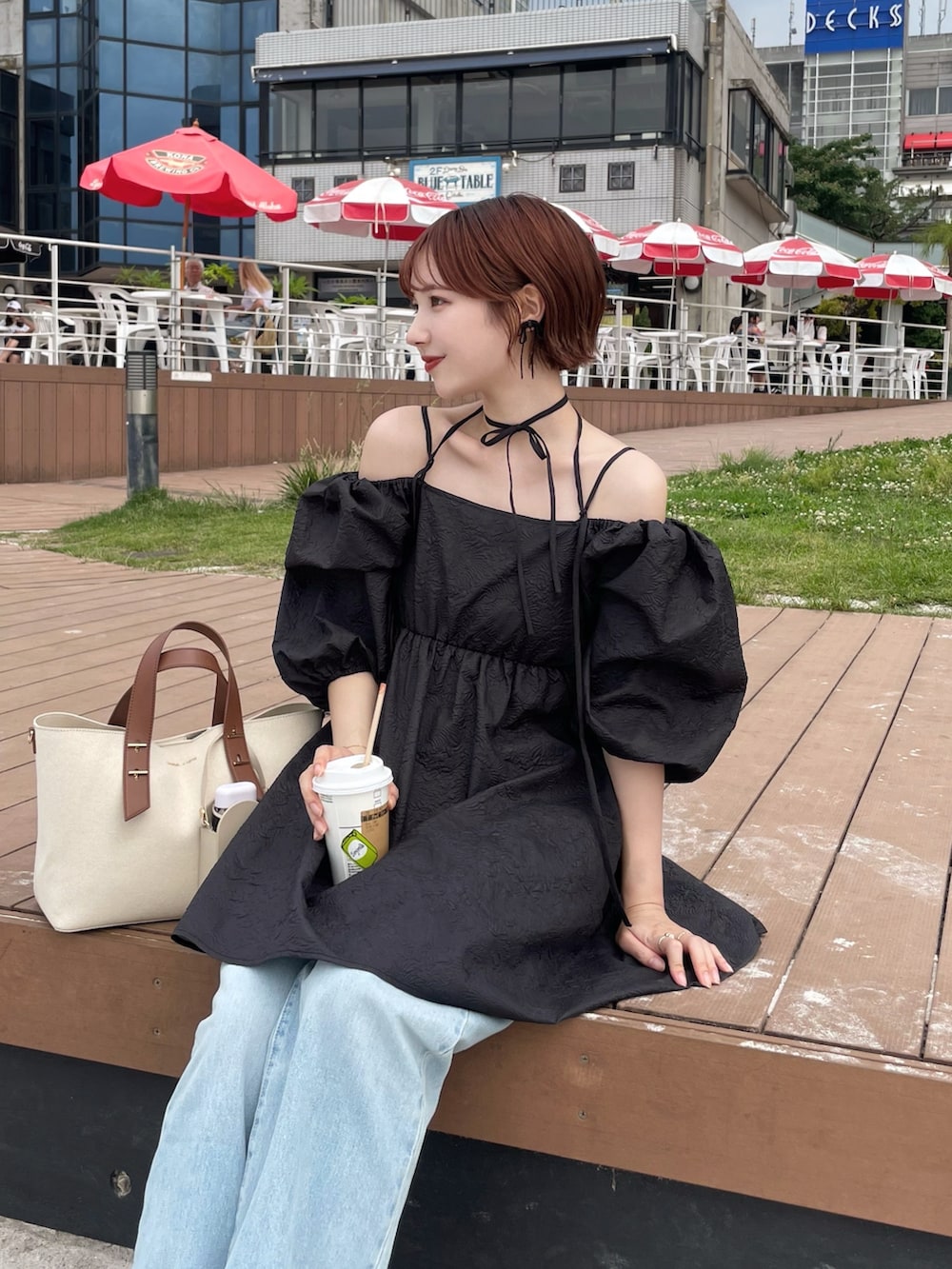 「レイヤードスタイル、夏コーデ、さらっと晴れやかスナップ、テーマパークコーデ、ミニワンピ、ワンピース、デニムパンツ、デニム、オフショル、骨格ナチュラル、ブラックコーデ、休日スタイル、楽チンコーデ、バレエシューズ、おでかけコーデ」｜「ACYMのPuff sleeve 2way mini ワンピース（ワンピース、ブラック系）」を使った、ありすさん（骨格ナチュラル・レディース・163cm）の夏コーディネートの2枚目の写真