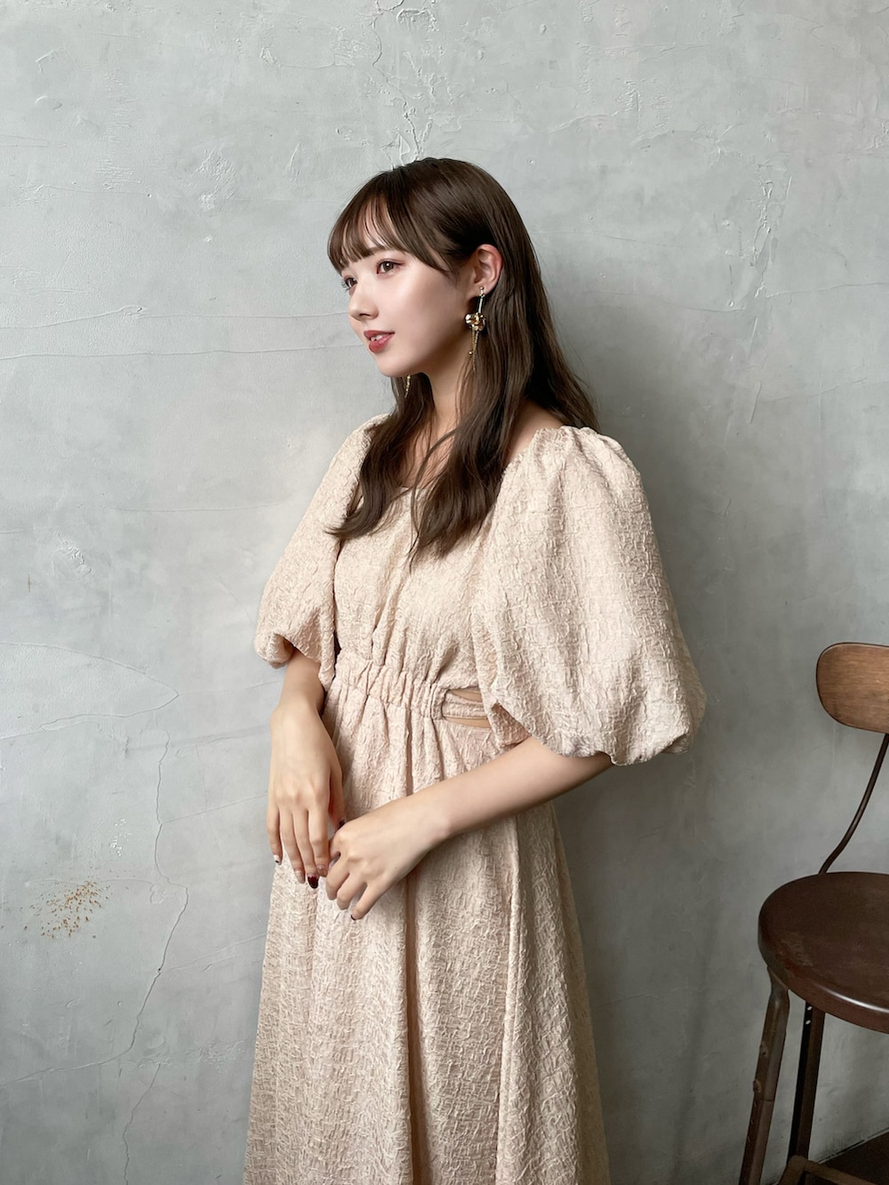 「ワンピース、ワンピーススタイル、前後2way、着回しコーデ、ロングワンピース、夏コーデ、デートコーデ、大人女子、ワントーンコーデ、淡色コーデ、ベージュ、サンダル、GU、ウィッグ、骨格ナチュラル」｜「mellowneonの前後2wayウエストスリットバルーンワンピース / オフショル / 4way / スクエアネック（ワンピース、ベージュ系）」を使った、ありすさん（骨格ナチュラル・レディース・163cm）の春コーディネートの2枚目の写真