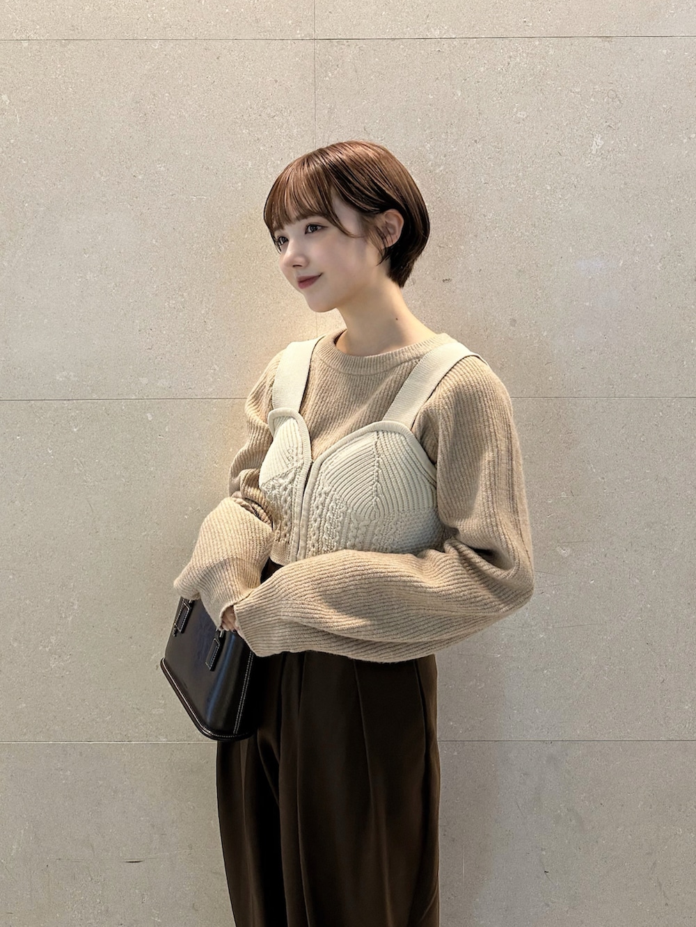 「新星WEARISTAにエントリー、大人カジュアル、淡色コーデ、ニットビスチェ、ニットコーデ、レイヤードスタイル、パンツスタイル、ローファー、ミニバッグ、WEARyouthコーデ、ショートヘア、イエベ秋、淡色女子、休日コーデ、ブラウン」｜「lawgyのアイテム（ベスト、ベージュ系）」を使った、ありすさん（骨格ナチュラル・レディース・163cm）の冬コーディネートの2枚目の写真