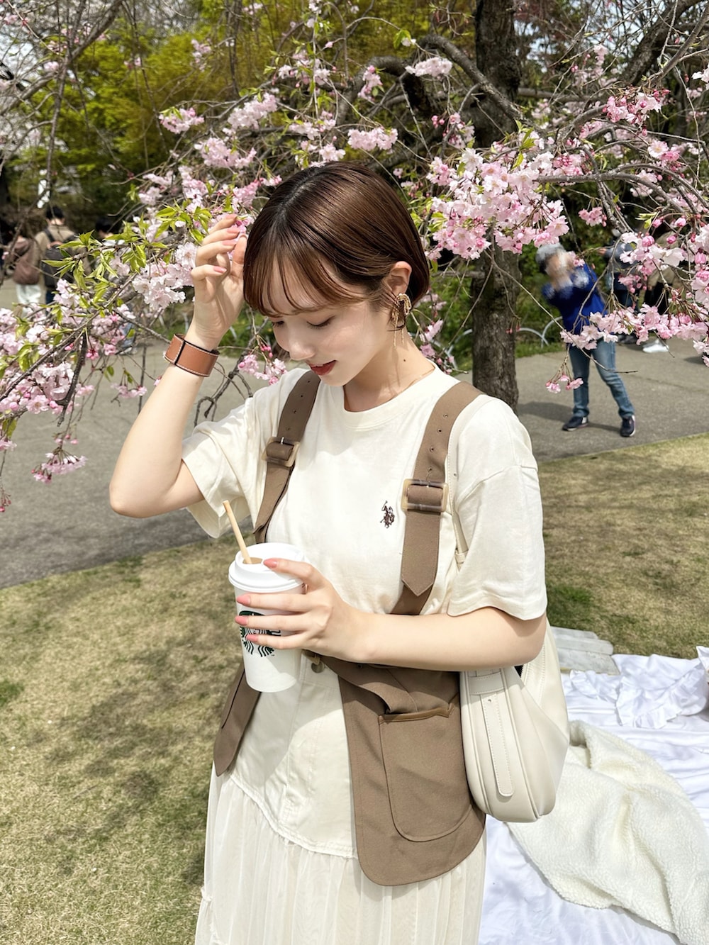 「チュールスカート、スカート、ロングスカート、Tシャツ、Tシャツコーデ、淡色コーデ、春夏コーデ、韓国ファッション、スニーカー、休日スタイル、骨格ナチュラル、ショートヘア、ワントーンコーデ、お出かけコーデ、イエベ春」｜「Ray BEAMSのRay BEAMS / チュール キリカエ ティアード スカート（スカート、ホワイト系）」を使った、ありすさん（骨格ナチュラル・レディース・163cm）の春コーディネートの2枚目の写真