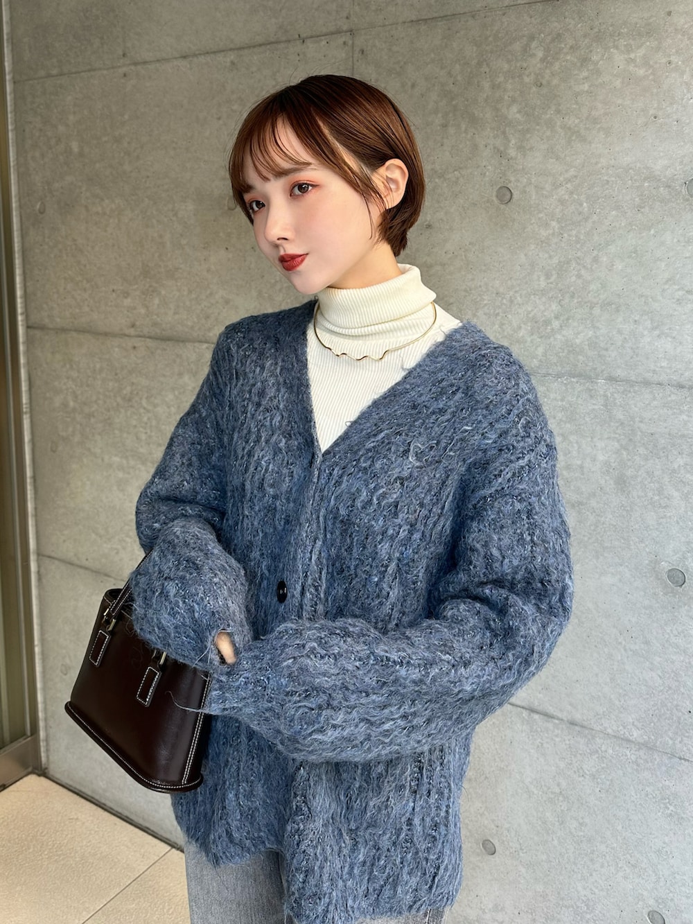 「服とコスメでなりたい自分に、ワイドデニム、今日のコスメと服、カーディガン、ブルーコーデ、ブルー×ブラック、サイドゴアブーツ、UNIQLO、ショートヘア、骨格ナチュラル、休日スタイル、パンツコーデ、カジュアルコーデ、カジュアルスタイル、タートルネック」|「WEGOのWEGO/【23年秋冬新作】ブラッシュニットビッグカーディガン(カーディガン/ボレロ、ブルー系)」を使った、ありすさん(骨格ナチュラル・レディース・163cm)の冬コーディネートの2枚目の写真