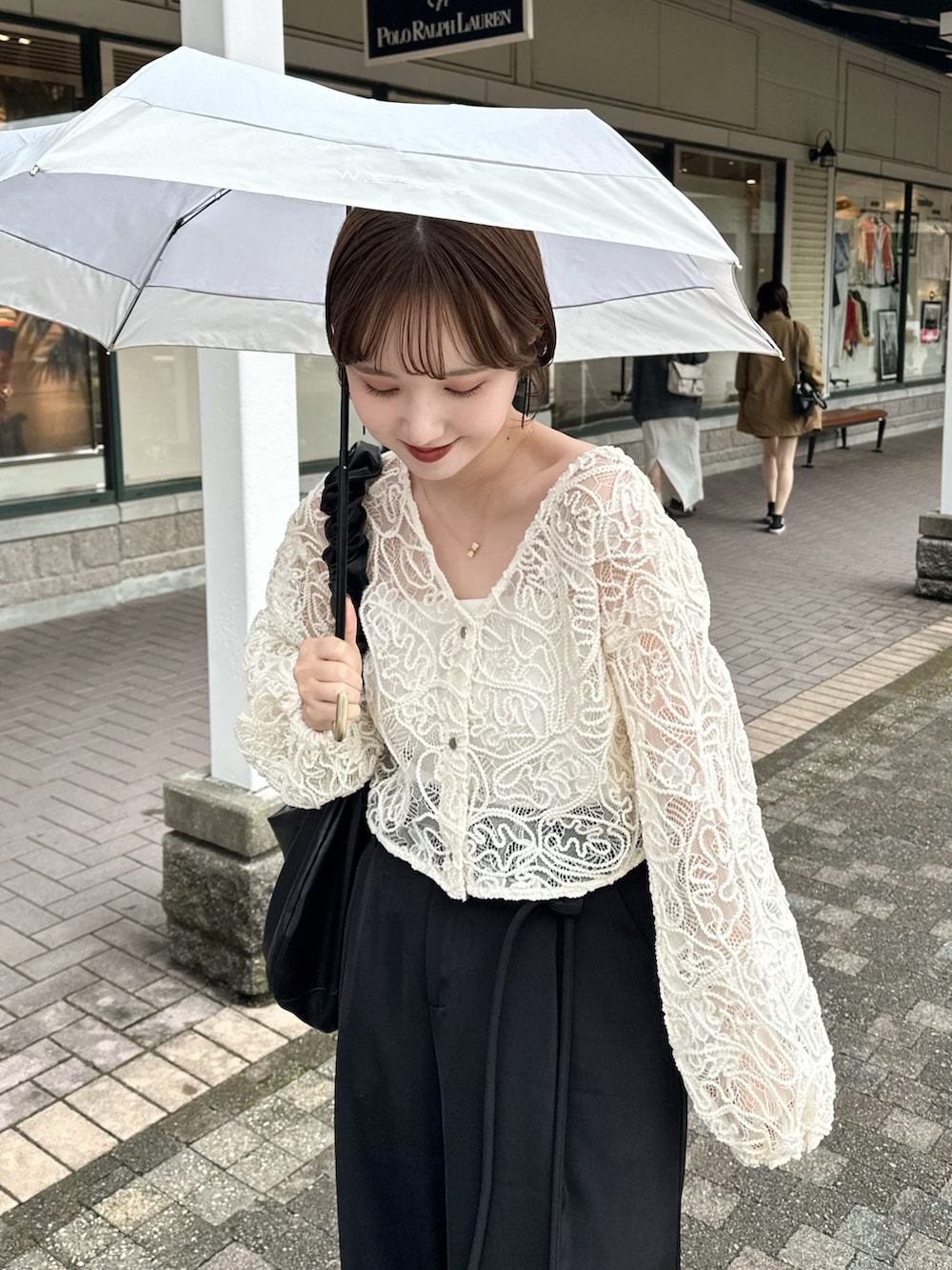 ホワイト系のカーディガン/ボレロ、ブラック系のその他パンツ、ブラック系のパンプスを着用したレディースの春コーディネートの2枚目の写真
