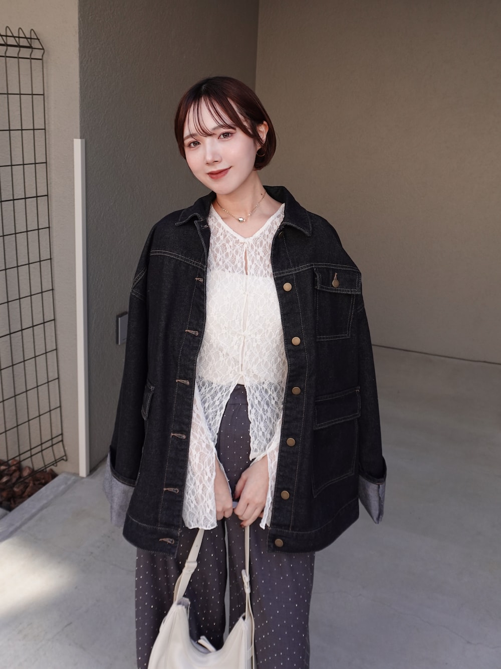 ブラック系のパンプス、ホワイト系のTシャツ/カットソー、ホワイト系のキャミソールを着用したレディースの冬コーディネートの2枚目の写真