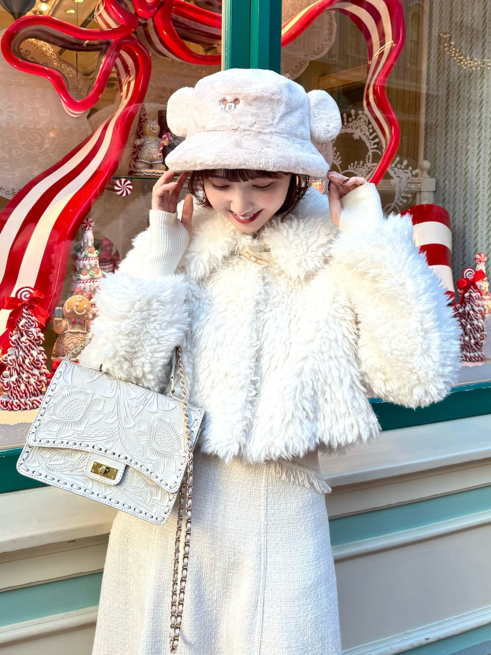 「ホワイトコーデ、冬コーデ、クリスマスに着たい服、マイベストコーデ2024、テーマパークコーデ、ディズニーコーデ、ディズニー、淡色コーデ、ワントーンコーデ、ホワイト、ツイード、ボアジャケット、ボアブルゾン、大人女子、タートルネック」|「mellowneonのラメツイードキャミワンピース/キャミワンピース/ワンピース/フリンジ(ワンピース、ホワイト系)」を使った、ありすさん(骨格ナチュラル・レディース・163cm)の冬コーディネートの2枚目の写真
