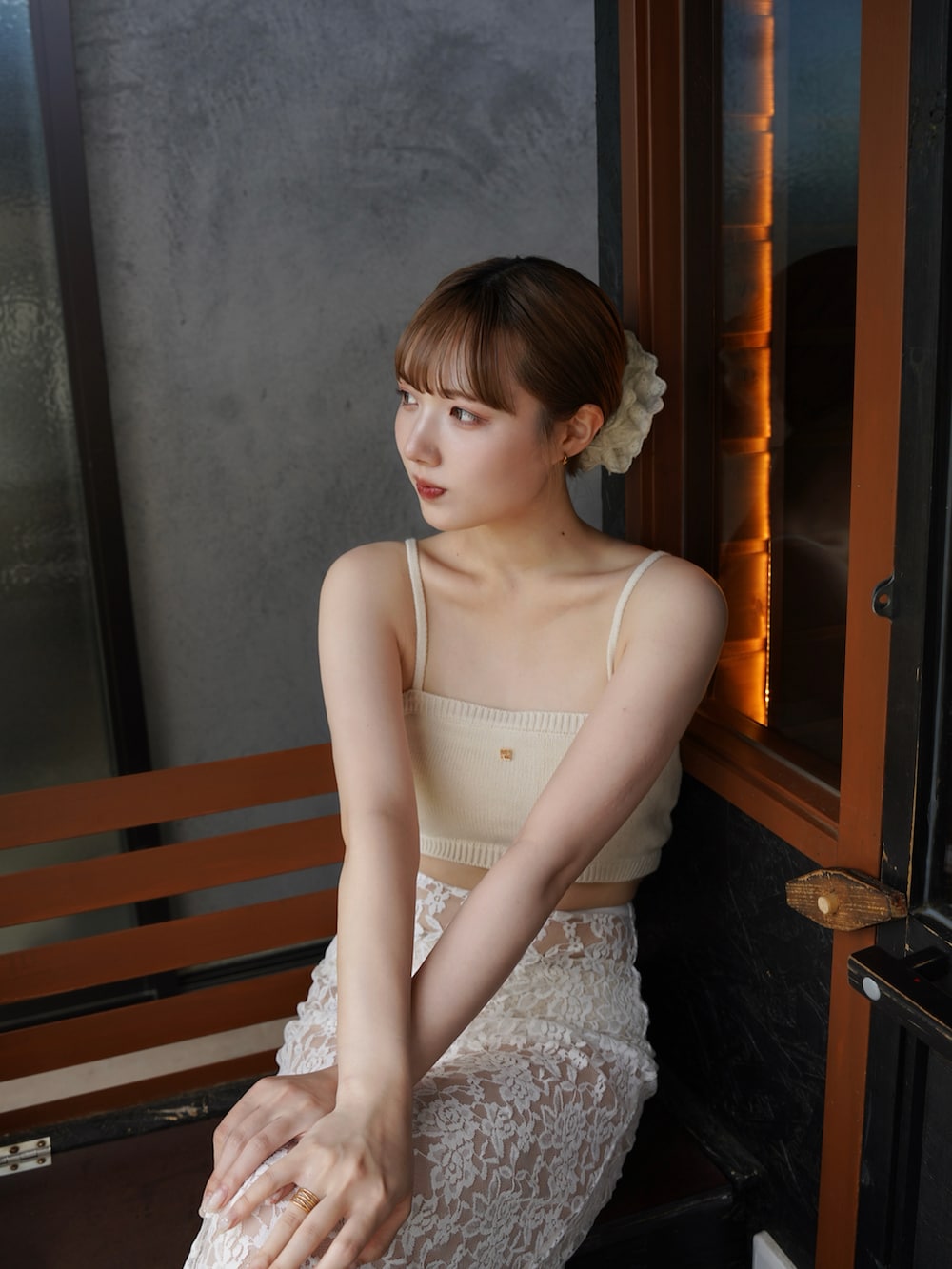 「レイヤードスタイル、サンダル、レーススカート、水着、水着コーデ、ワントーンコーデ、淡色コーデ、ベージュコーデ、夏コーデ、サマーニット、大人かわいい、大人女子、セットアップ、スイムウェア、レース」｜「EVOLのS-LLサイズ展開【ふかふか・柔らかい】リングフラットトングサンダル IY5751（サンダル、ホワイト系）」を使った、ありすさん（骨格ナチュラル・レディース・163cm）の夏コーディネートの2枚目の写真