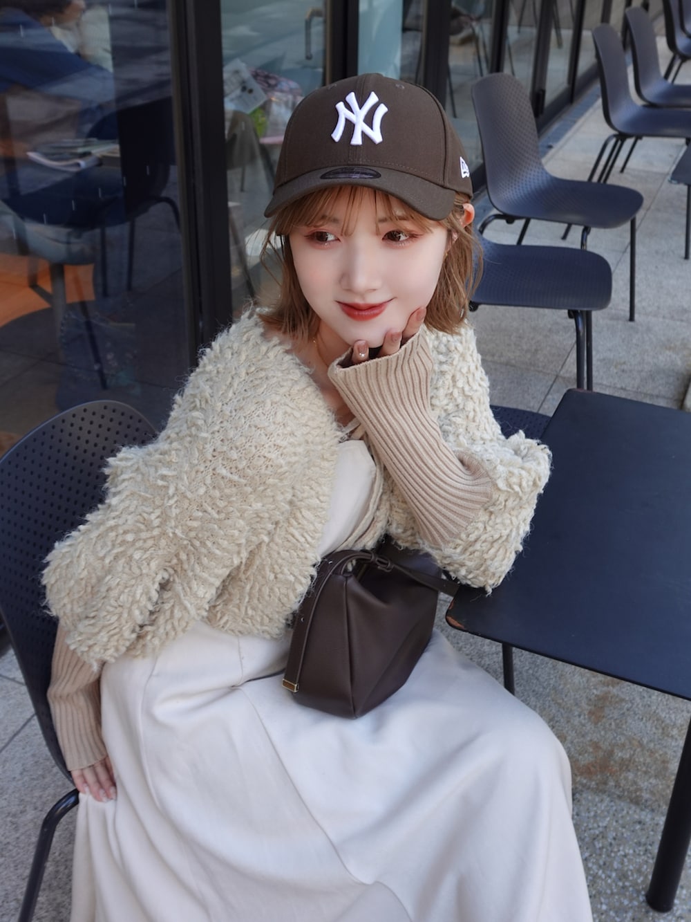「春色、キャップ、キャップ女子、スニーカー、スニーカー女子、キャミワンピ、キャミワンピース、春ニット、淡色コーデ、淡色女子、ワントーンコーデ、ワンピース、ワントーン、ベージュコーデ、ベージュ」｜「Eaphiのアイテム（ニット/セーター、ベージュ系）」を使った、ありすさん（骨格ナチュラル・レディース・163cm）の春コーディネートの2枚目の写真