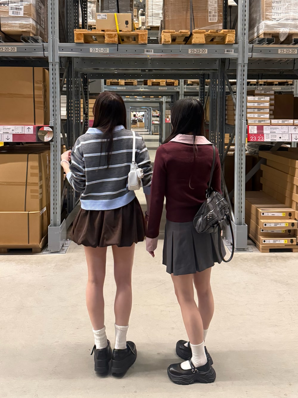 ブラウン系のスカート、グレー系のトップス、ブラック系のローファーを着用したレディースの秋コーディネートの3枚目の写真