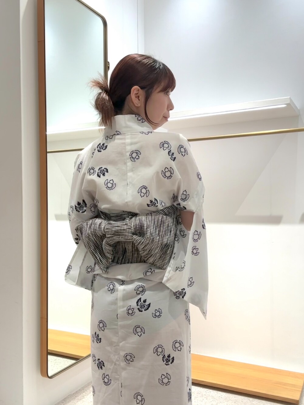 ブラック系のその他シューズ、ホワイト系の浴衣、ブルー系の浴衣を着用したレディースの夏コーディネートの5枚目の写真