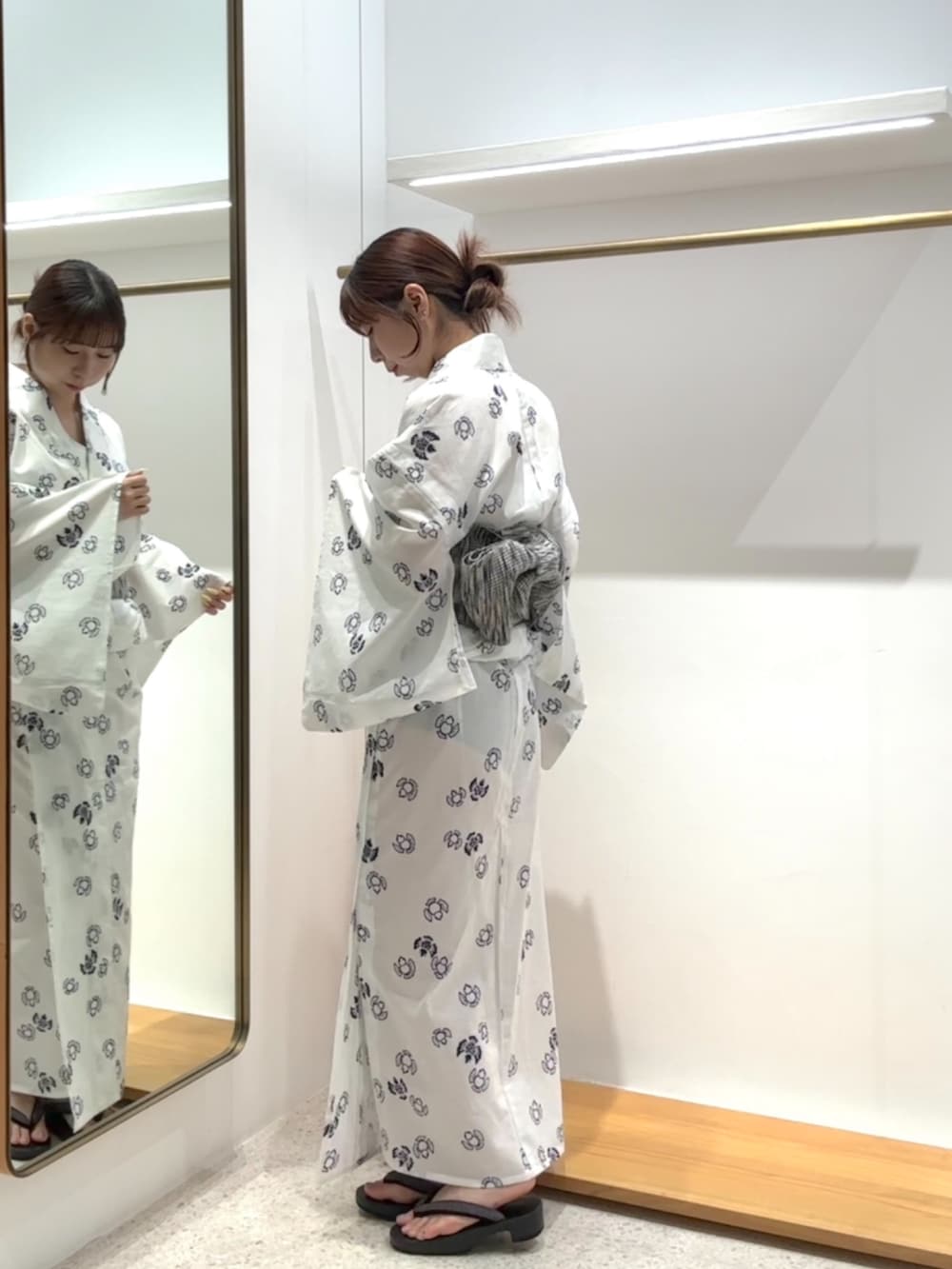 ブラック系のその他シューズ、ホワイト系の浴衣、ブルー系の浴衣を着用したレディースの夏コーディネートの4枚目の写真