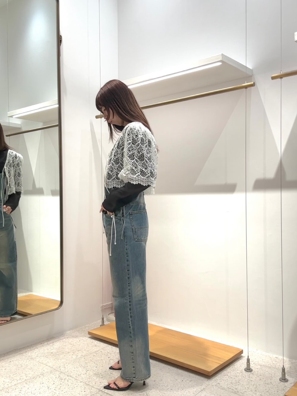 「大人カジュアル、休日スタイル、カーディガン、シアートップス、お出かけコーデ、春夏コーデ、春ファッション、カジュアルスタイル、オトナカワイイ、大人可愛い、大人女子、おでかけコーデ、お洒落さんとつながりたい、今日のコーデ、最近のいい感じコーデ」｜「Drawing Numbersのシャイニーシースルーブラウス（トップス、ブラック系）」を使った、wg_shimizuさん（骨格ウェーブ・レディース・161cm）の春コーディネートの4枚目の写真