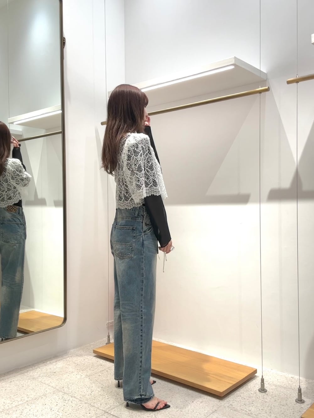 「大人カジュアル、休日スタイル、カーディガン、シアートップス、お出かけコーデ、春夏コーデ、春ファッション、カジュアルスタイル、オトナカワイイ、大人可愛い、大人女子、おでかけコーデ、お洒落さんとつながりたい、今日のコーデ、最近のいい感じコーデ」｜「Drawing Numbersのシャイニーシースルーブラウス（トップス、ブラック系）」を使った、wg_shimizuさん（骨格ウェーブ・レディース・161cm）の春コーディネートの2枚目の写真