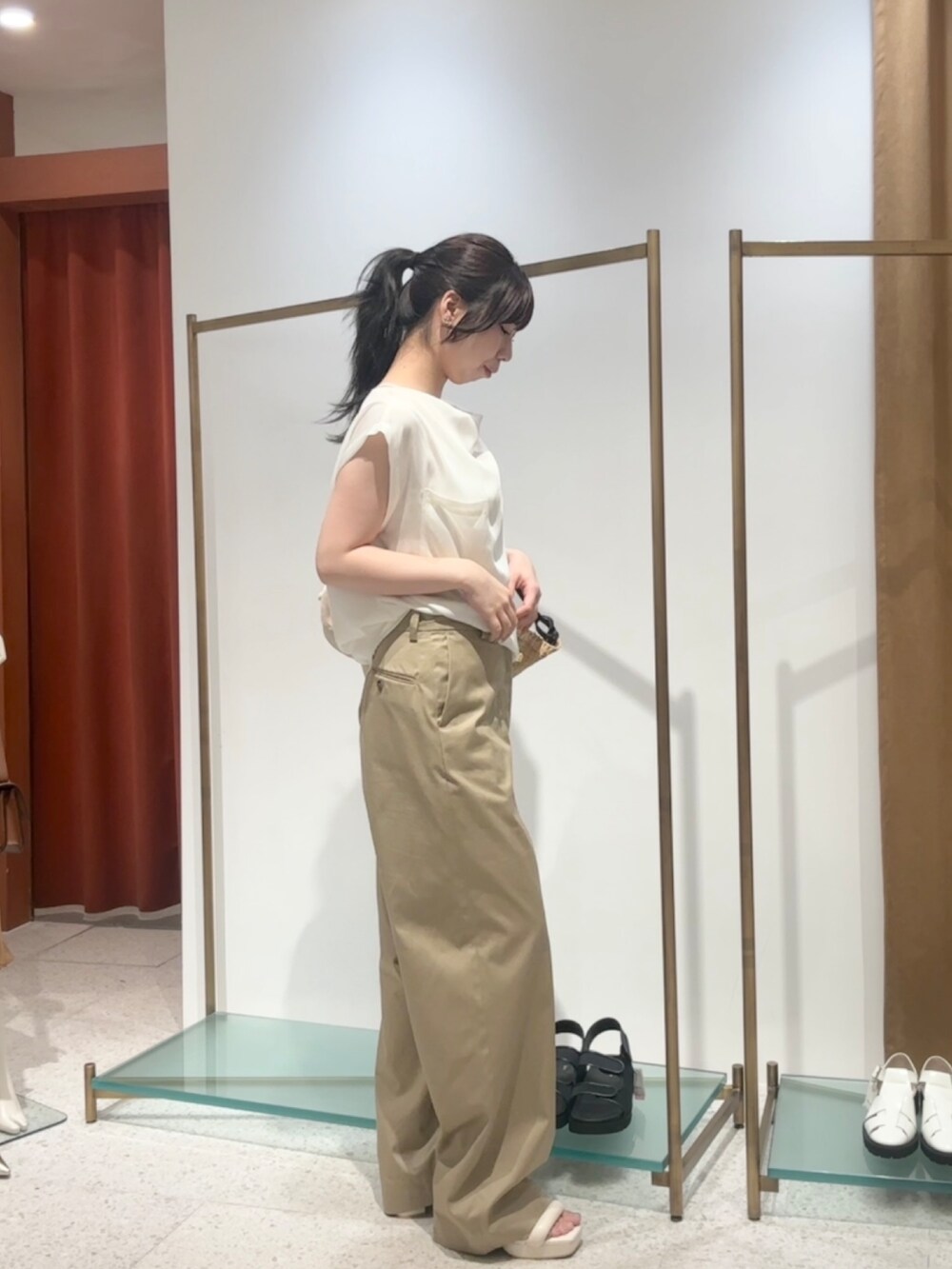 ホワイト系のシャツ/ブラウス、ベージュ系のパンツ、ベージュ系のキャップを着用したレディースの夏コーディネートの2枚目の写真