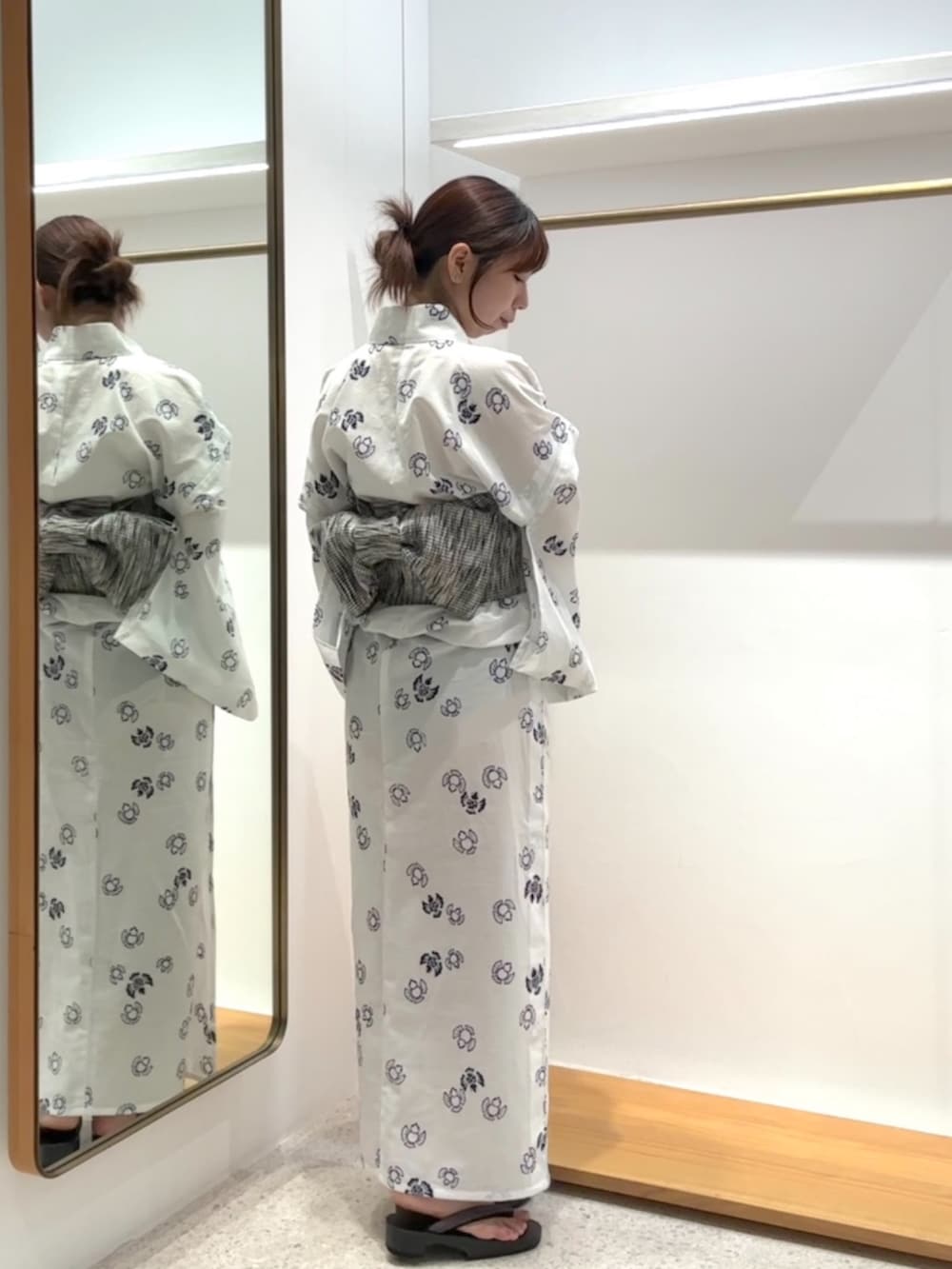 ブラック系のその他シューズ、ホワイト系の浴衣、ブルー系の浴衣を着用したレディースの夏コーディネートの3枚目の写真