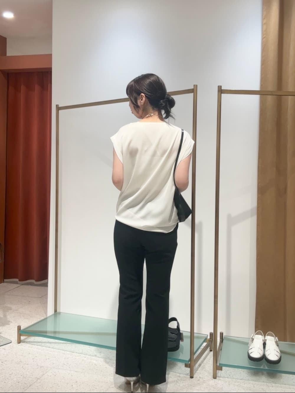 「夏コーデ、白Tシャツ、シアートップス、ショルダーバッグ、お出かけコーデ、夏ファッション、シンプルスタイル、ブラックコーデ、オトナカワイイ、初夏コーデ、梅雨コーデ、サテン、サテンブラウス、スリットパンツ」｜「Whim Gazetteの【Hoaw.】Knot チョーカー（チョーカー、シルバー系）」を使った、wg_shimizuさん（骨格ウェーブ・レディース・161cm）の夏コーディネートの3枚目の写真